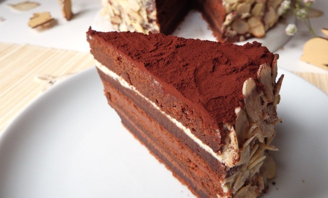 Gâteau layer cake au trois chocolats et amandes effilées comme gâteau de Pâques