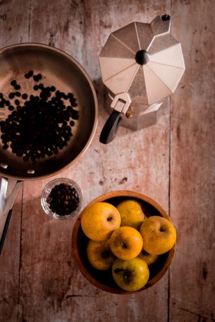 Compote de pommes et café pour le petit déjeuner - photography