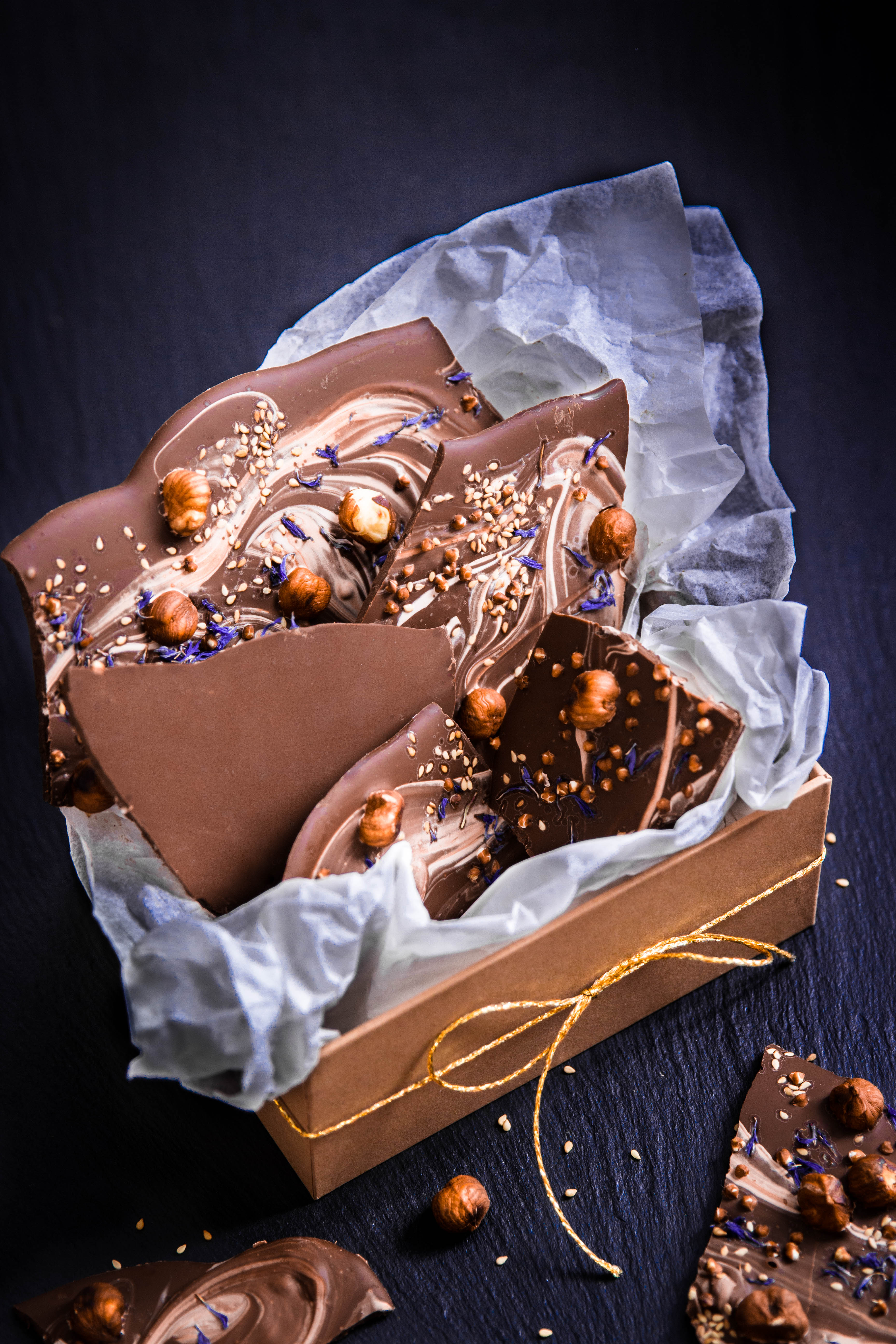 Plaques de chocolat façon « mendiants » – DIY de Noël à offrir –  Madamcadamia